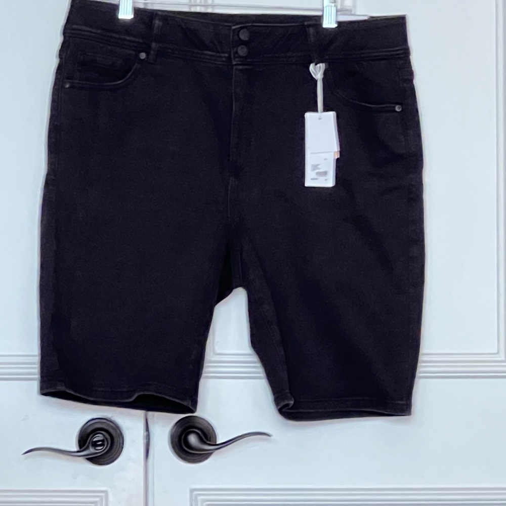 Lane Bryant essential stretch Bermuda shorts size 18 black NWT High waste